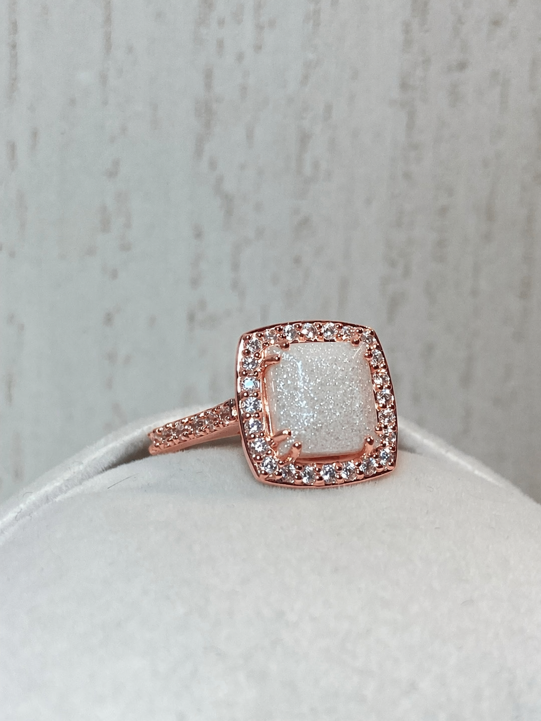 Bague Halo Or Rose, forme carrée avec pierre scintillante