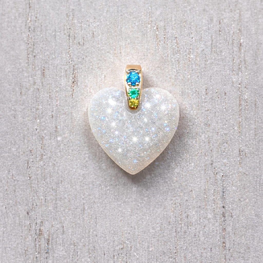Maia heart shaped in Yellow Gold, white stone