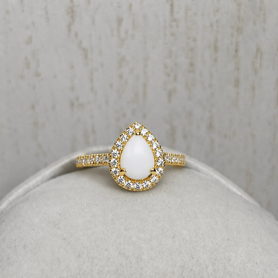Bague Halo Or Jaune, forme poire avec pierre blanche