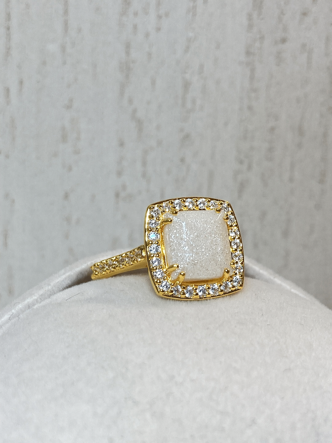Bague Halo Or Jaune, forme carrée avec pierre scintillante