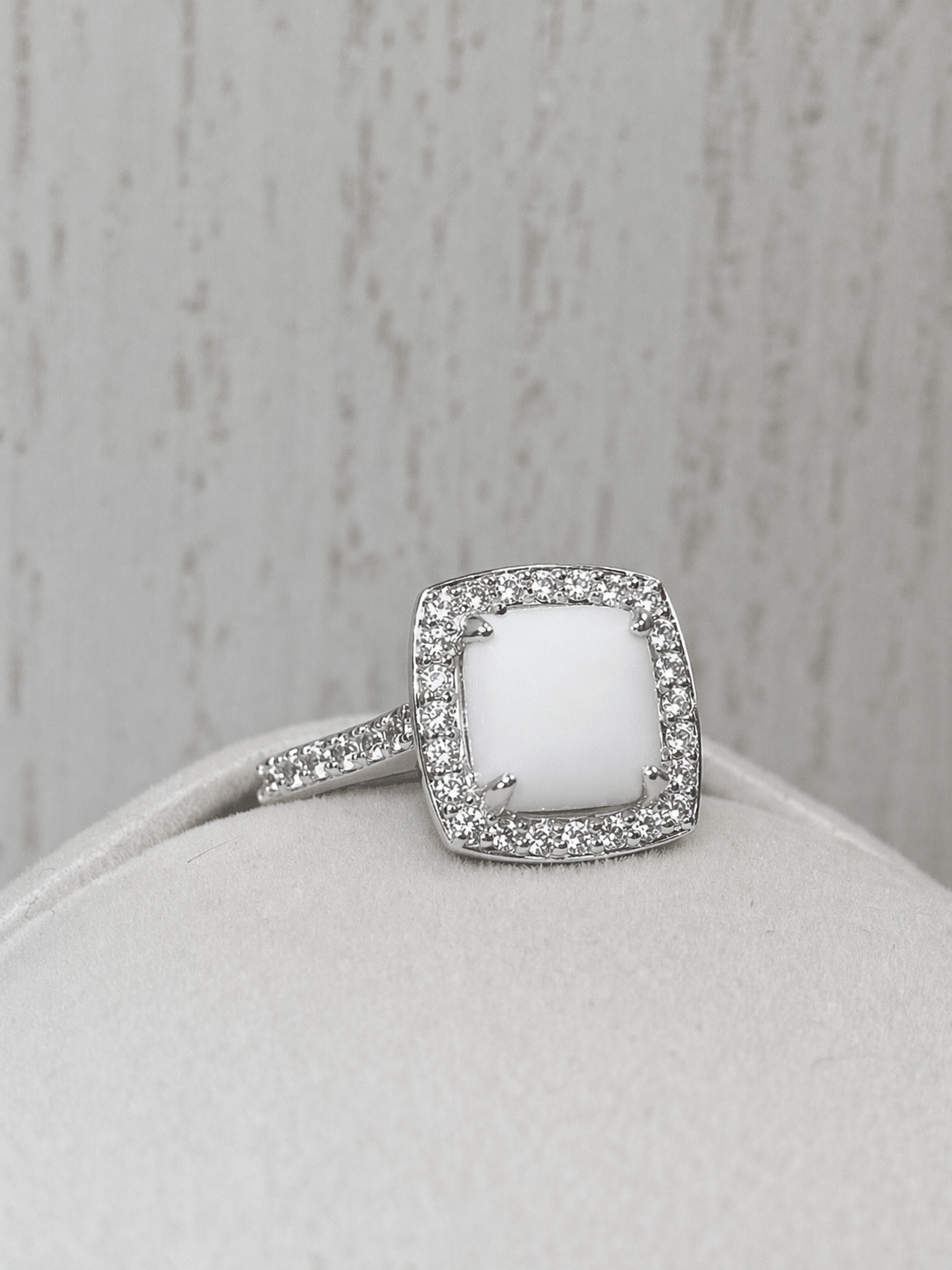 Bague Halo Or Blanc, forme carrée avec pierre blanche