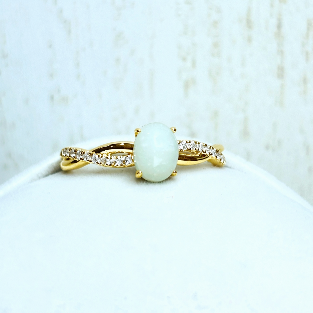 Infinity ring in Yellow gold, natural stone