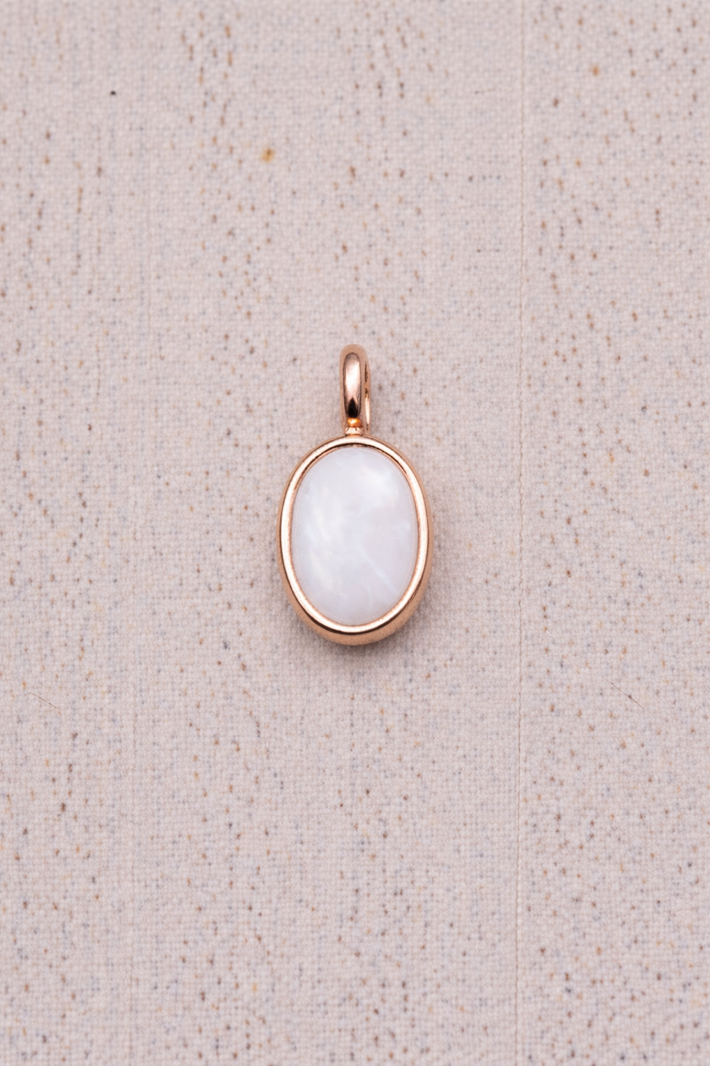 Pendentif Mars de forme ovale en Or Rose, pierre perlée