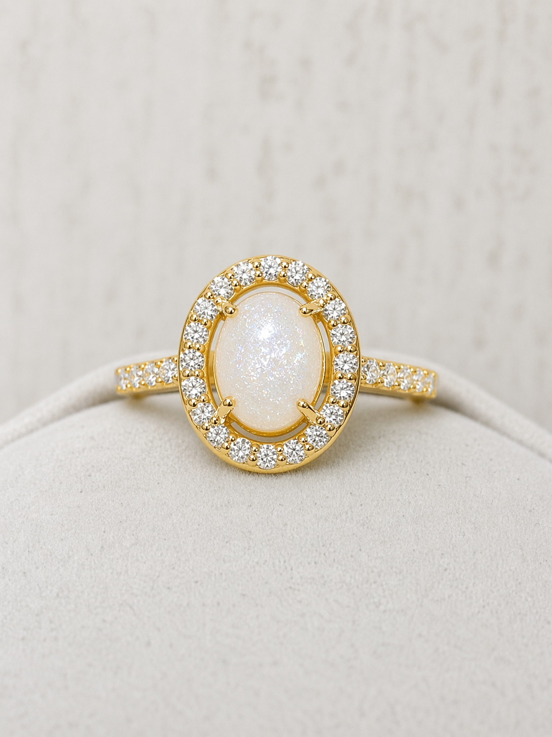 Bague Halo Or Jaune, forme ovale avec pierre scintillante