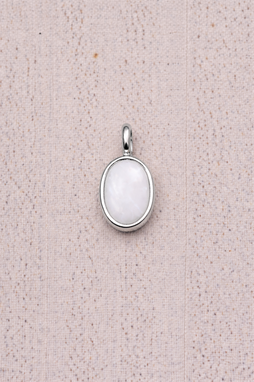 Pendentif Mars de forme ovale en Or Blanc, pierre perlée