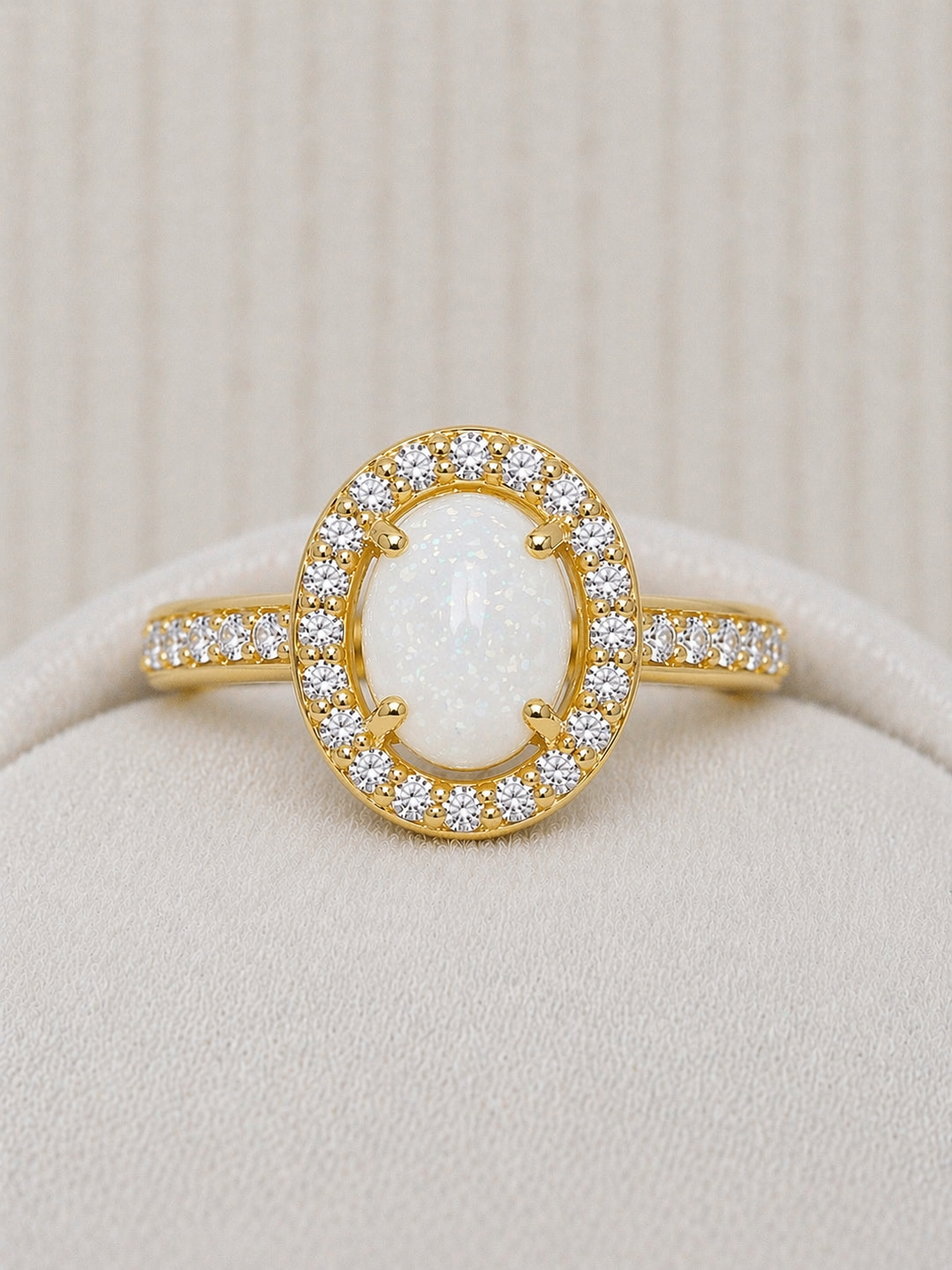 Bague Halo Or Jaune, forme ovale avec pierre naturelle