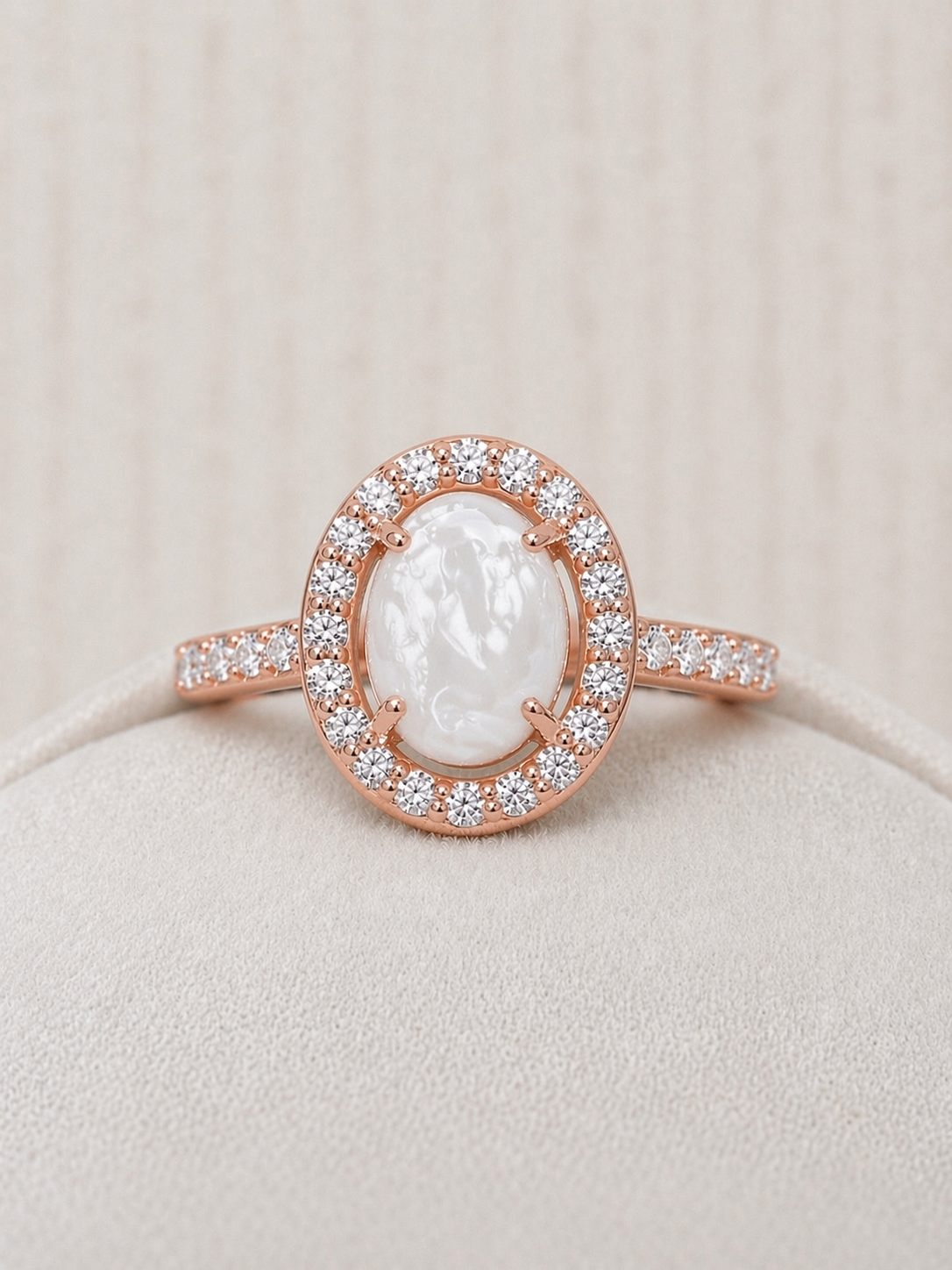 Bague Halo Or Rose, forme ovale avec pierre perlée