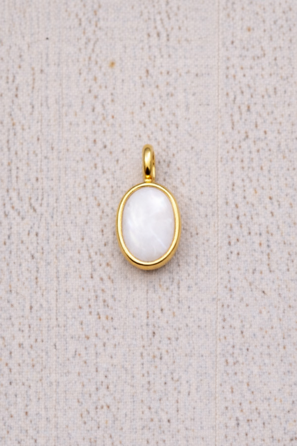 Pendentif Mars de forme ovale en Or Jaune, pierre perlée