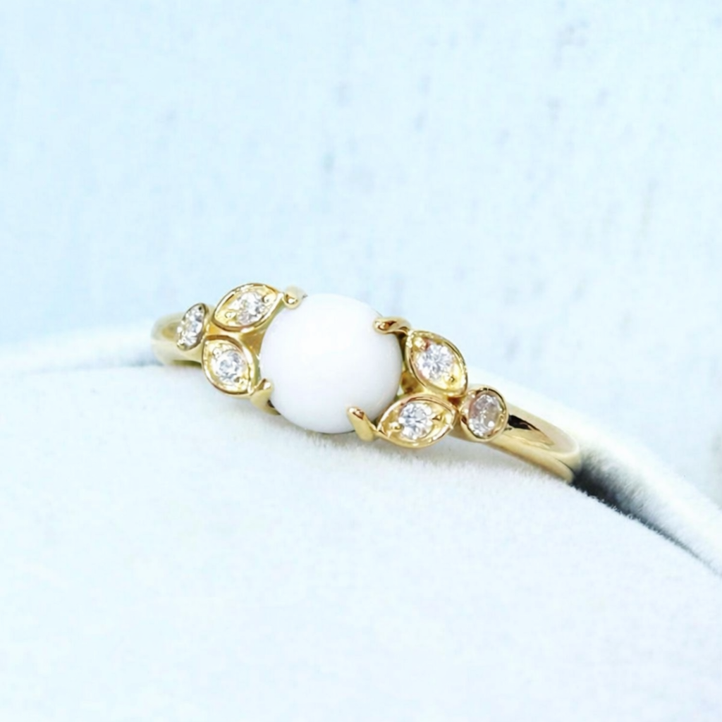 Ring Flower in Yellow Gold with white stone