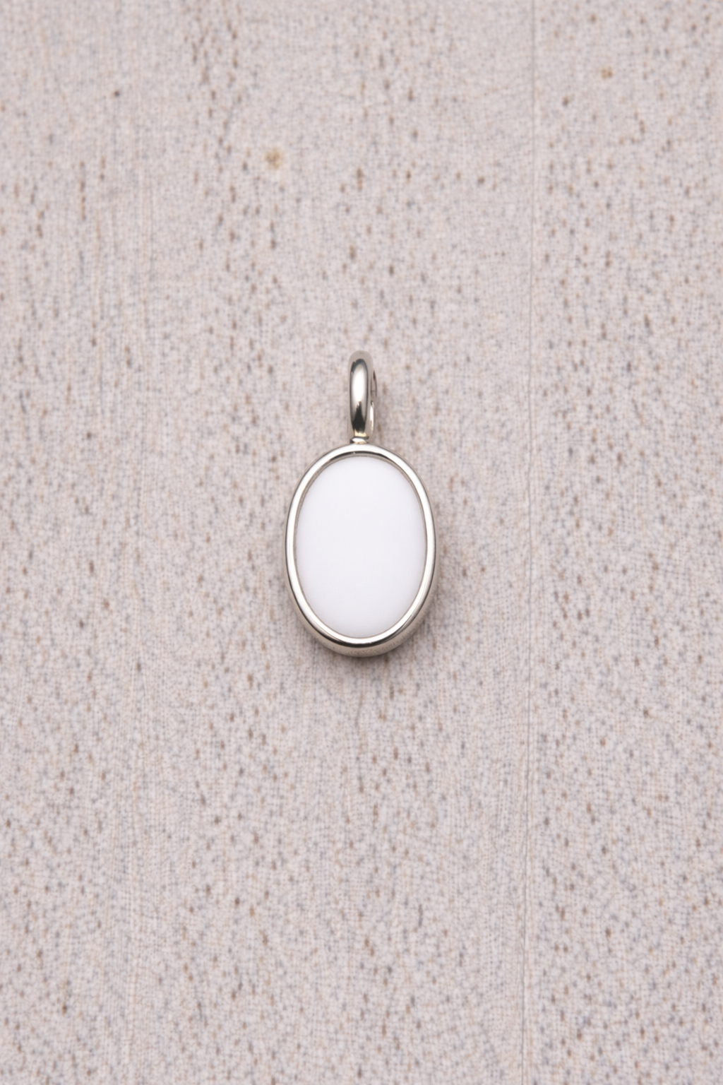 Pendentif Mars de forme ovale en Or Blanc, pierre blanche