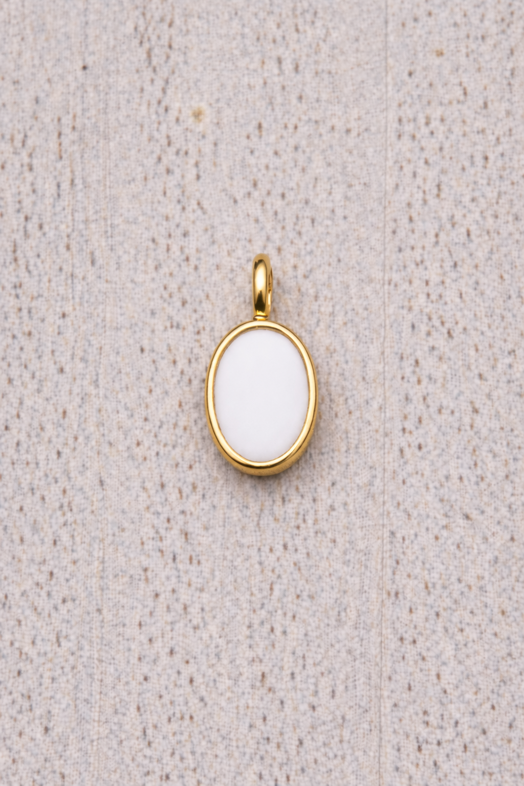 Pendentif Mars de forme ovale en Or Jaune, pierre blanche