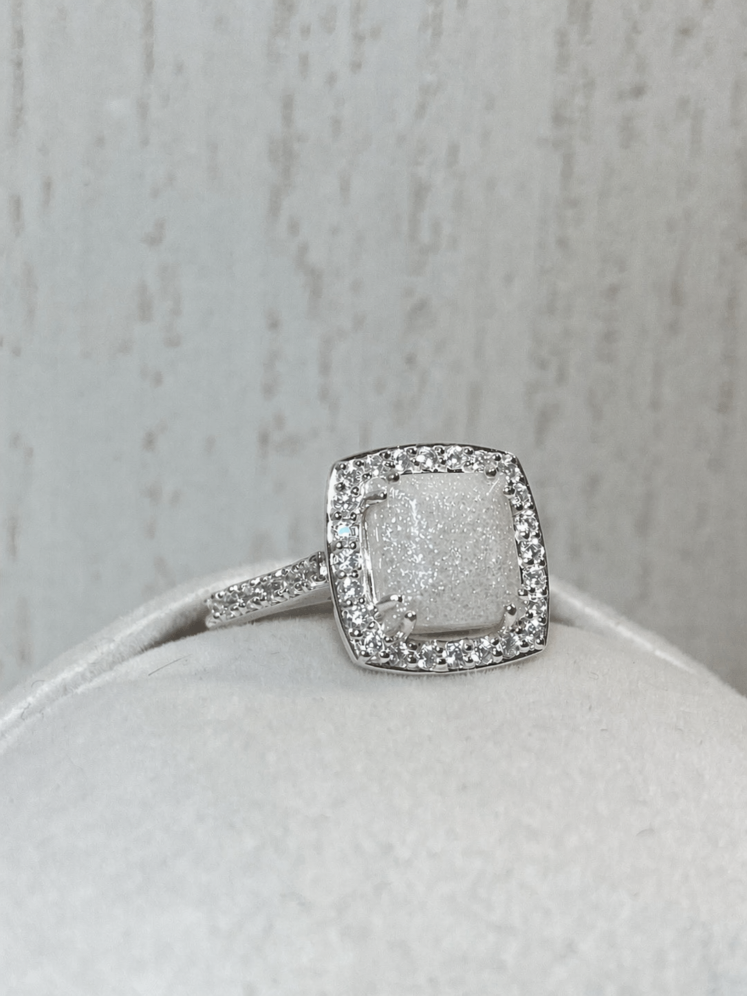 Bague Halo Or Blanc, forme carrée avec pierre scintillante