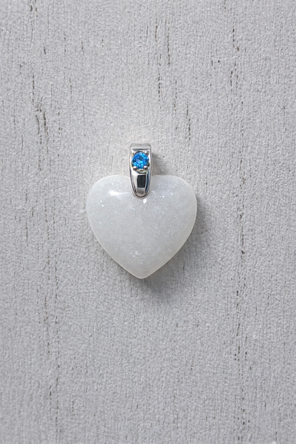 Maia heart shaped in Yellow Gold, white stone