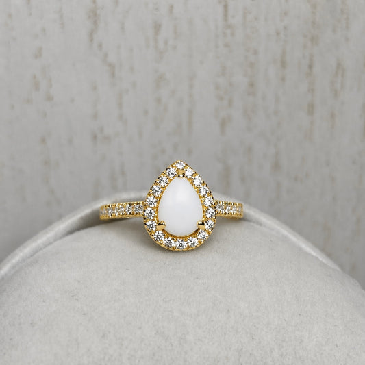 Bague Halo Or Jaune, forme poire avec pierre blanche