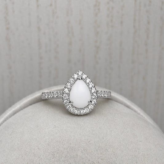 Bague Halo Or Blanc, forme poire avec pierre blanche