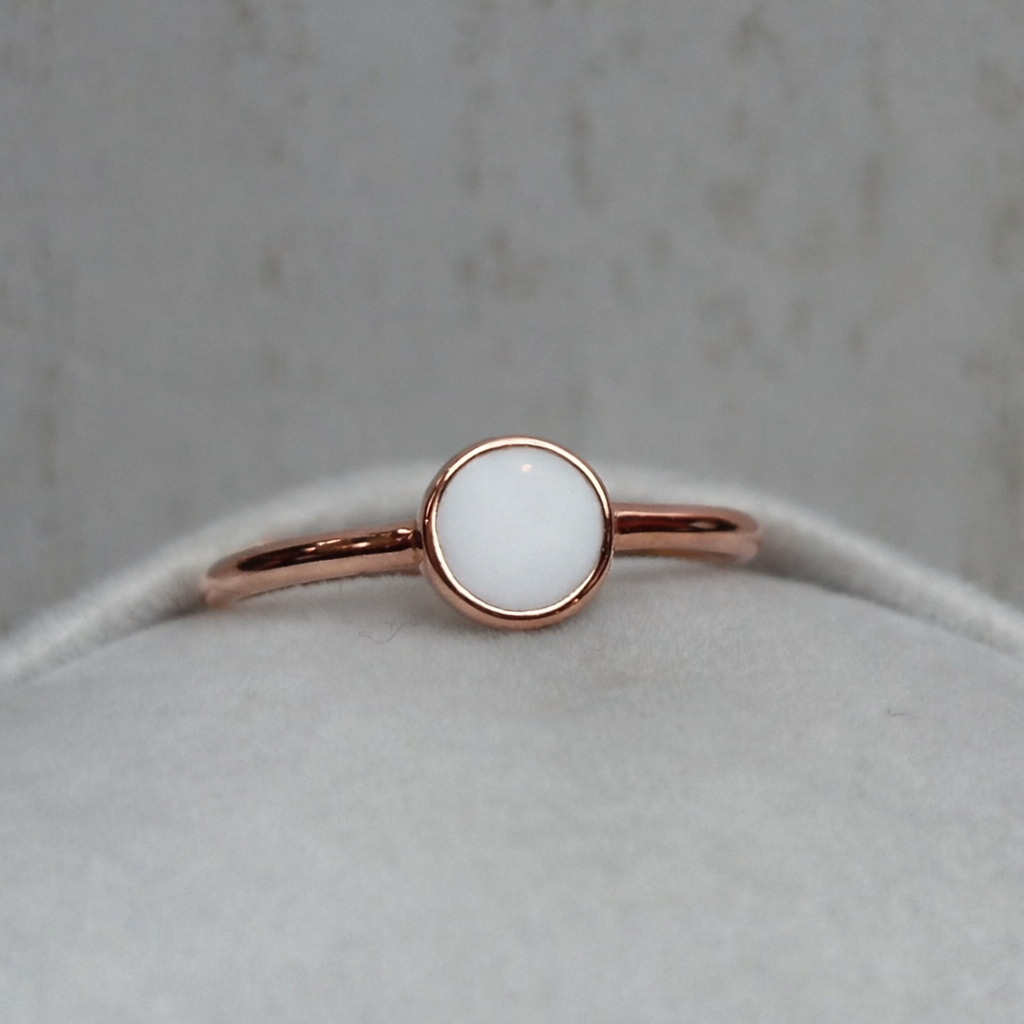 Petite Ourse vermeil rose, pierre blanche