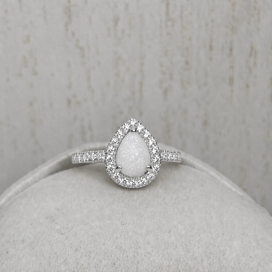 Bague Halo Or Blanc, forme poire avec pierre naturelle