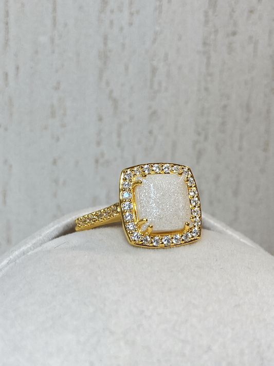 Bague Halo Or Jaune, forme carrée avec pierre scintillante