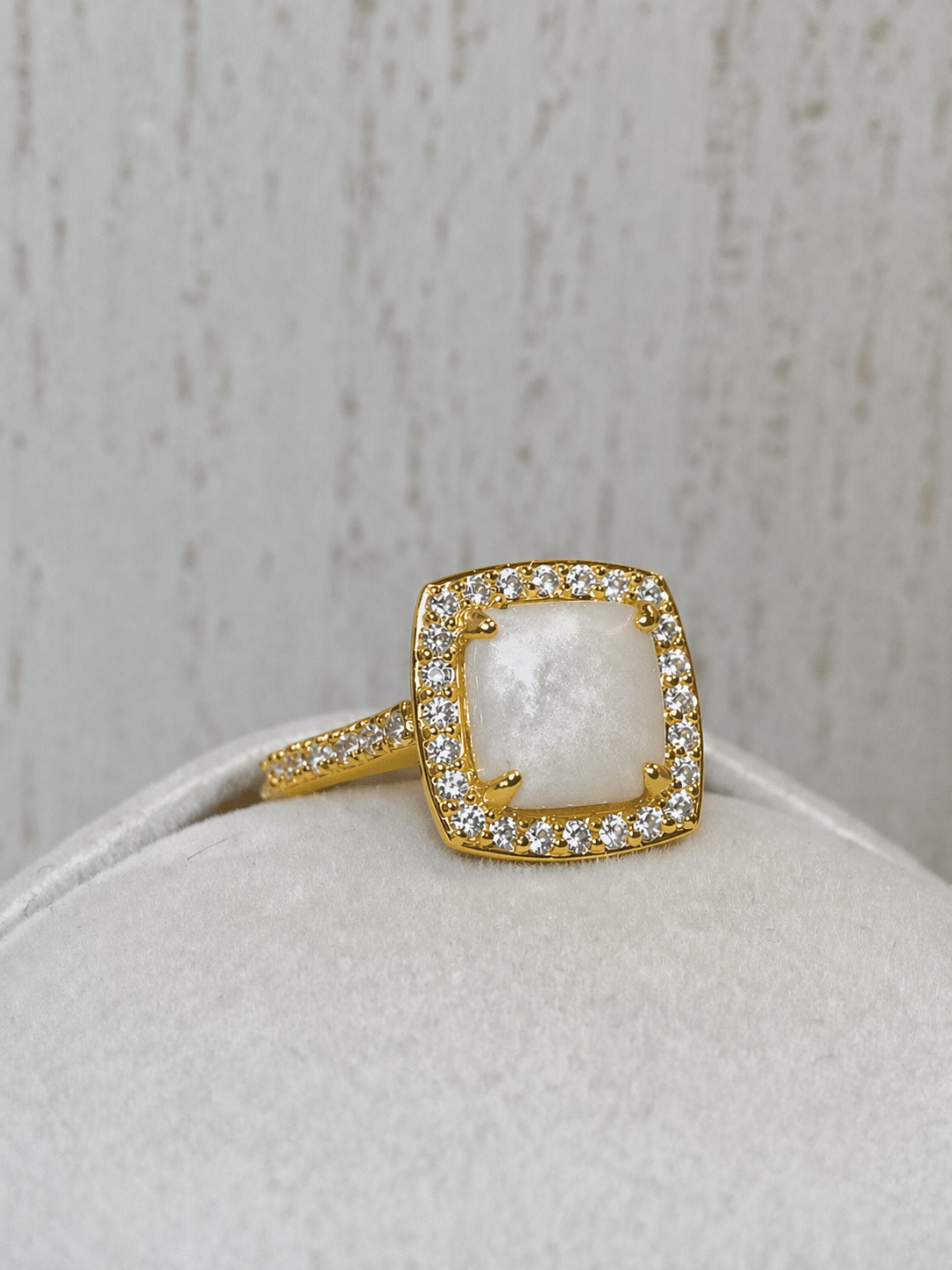 Bague Halo Or Jaune, forme carrée avec pierre perlée