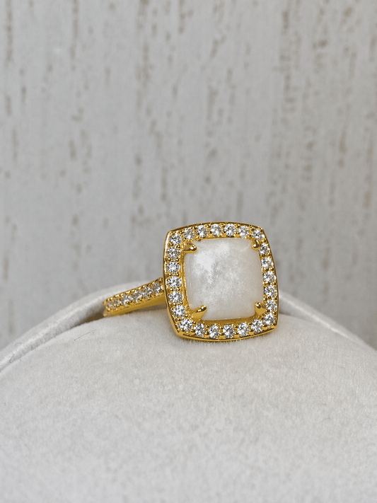 Bague Halo Or Jaune, forme carrée avec pierre perlée
