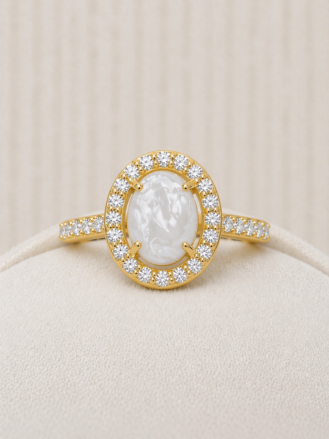 Bague Halo Or Jaune, forme ovale avec pierre perlée