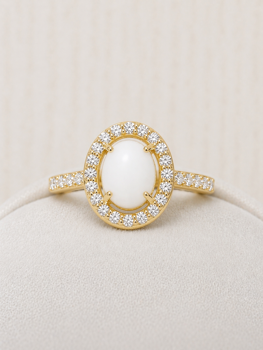 Halo ring in Yellow gold, oval shaped with white stone