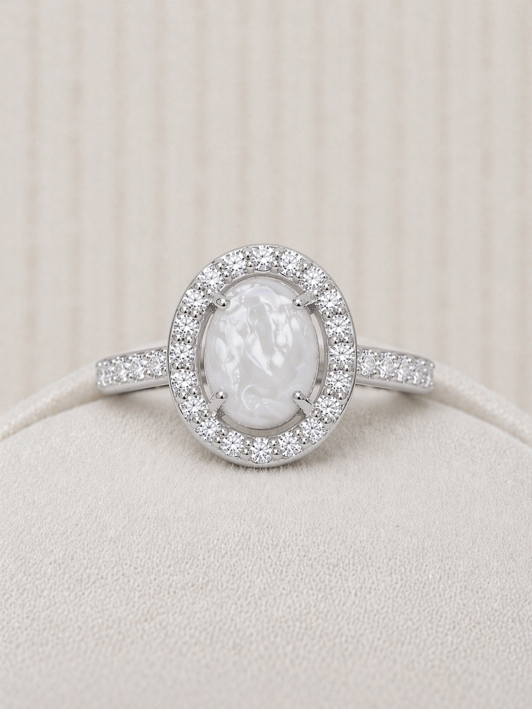 Bague Halo Or Blanc, forme ovale avec pierre perlée