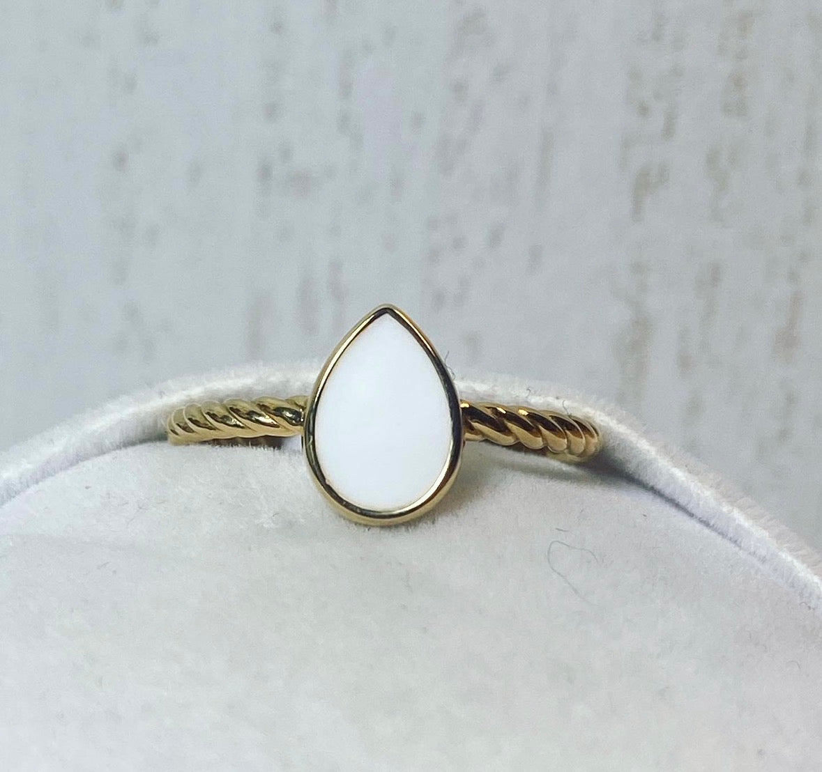 Hera torsadé Or jaune, pierre blanche