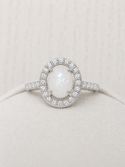Halo ring in White gold, oval shaped with sparkling stone