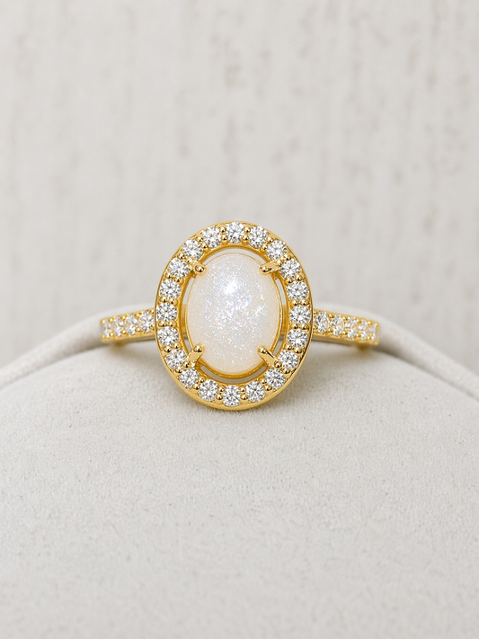 Halo ring in Yellow gold, oval shaped with sparkling stone