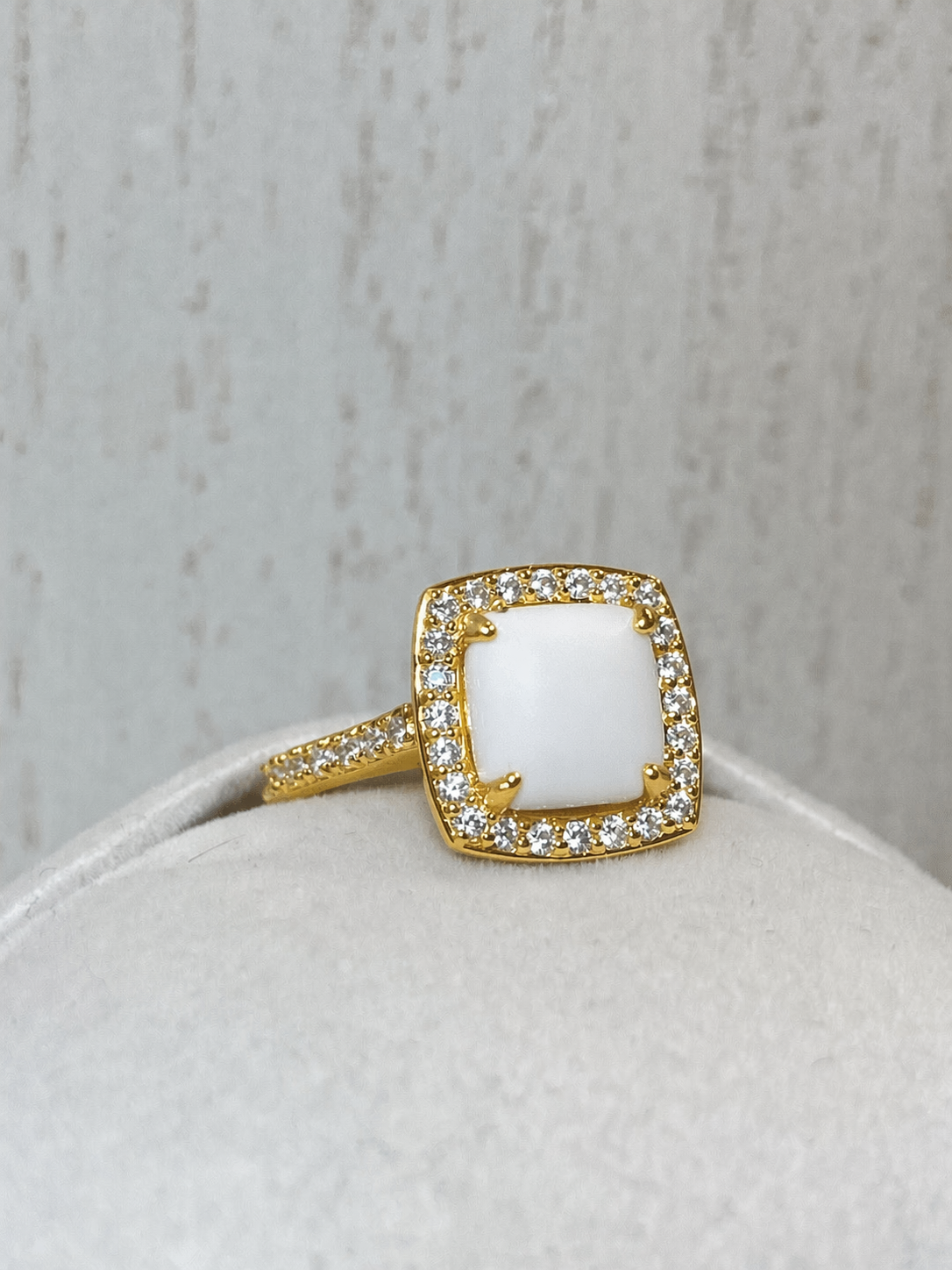 Bague Halo Or Jaune, forme carrée avec pierre blanche