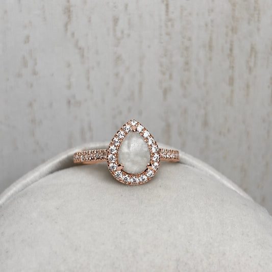 Bague Halo Or Rose, forme poire avec pierre perlée