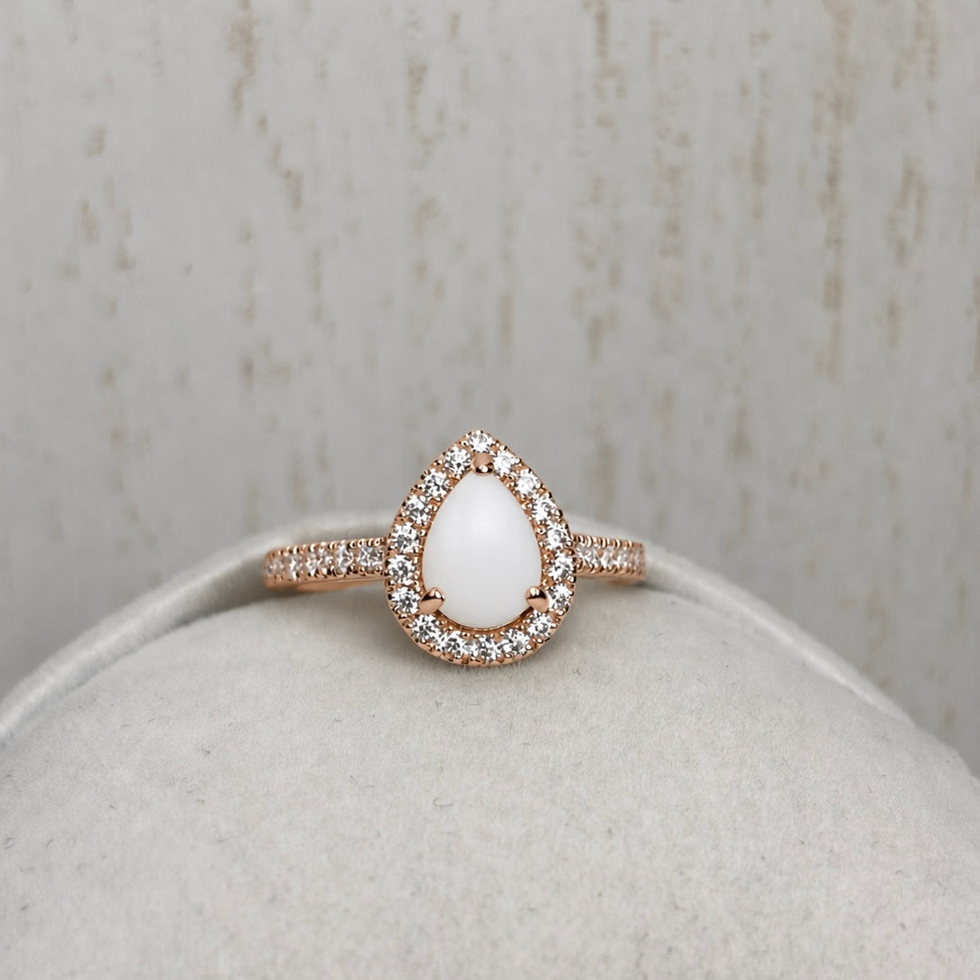 Bague Halo Or Rose, forme poire avec pierre blanche