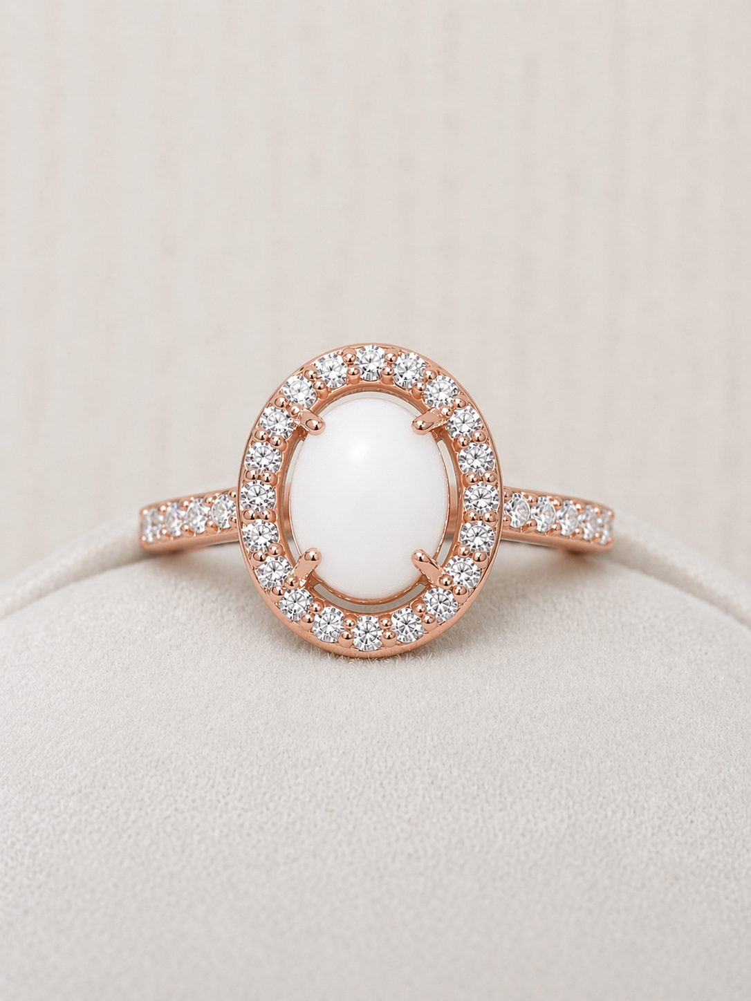 Bague Halo Or Rose, forme ovale avec pierre blanche