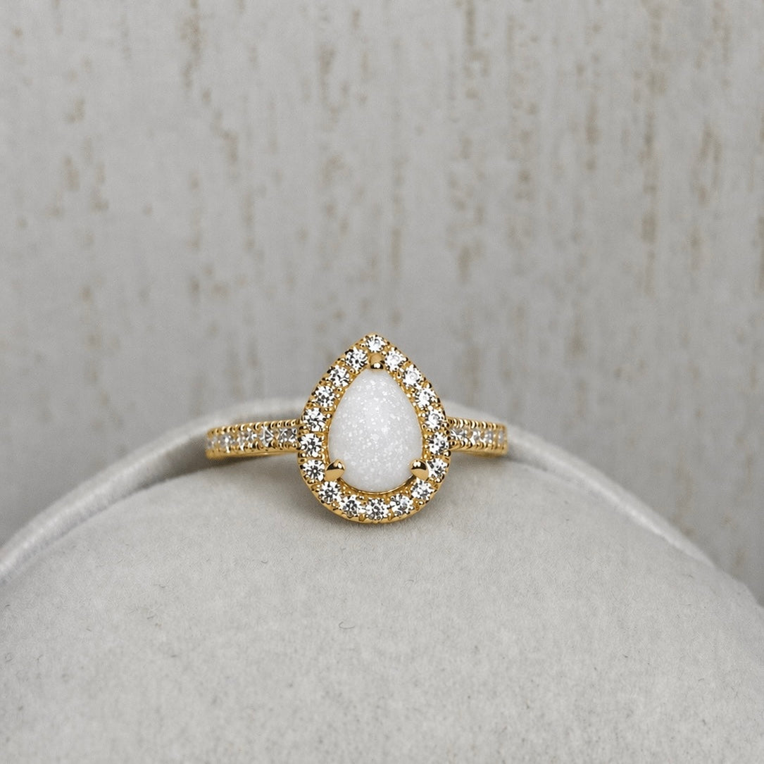 Bague Halo Or Jaune, forme poire avec pierre naturelle