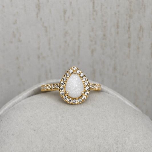 Bague Halo Or Jaune, forme poire avec pierre naturelle