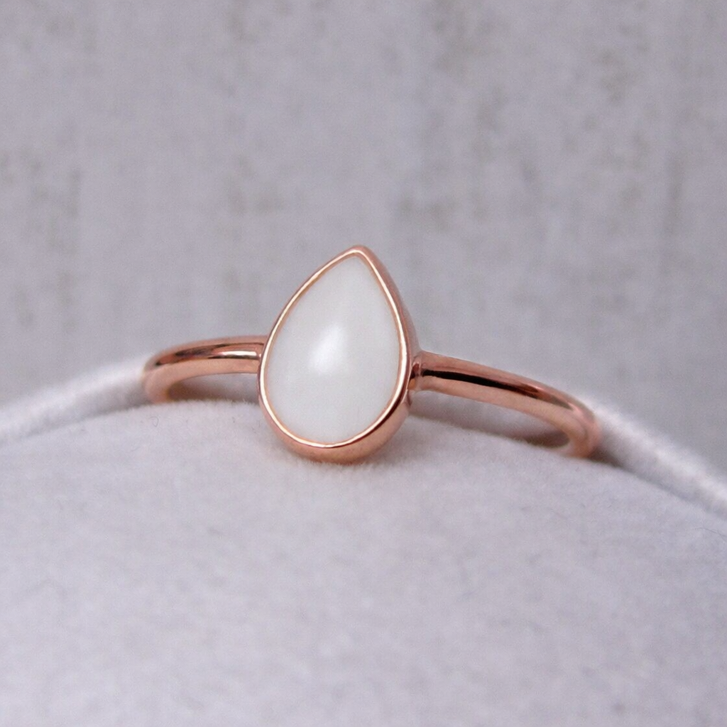 Hera Or Rose, pierre blanche