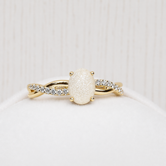Infinity ring in Yellow gold, sparkling stone