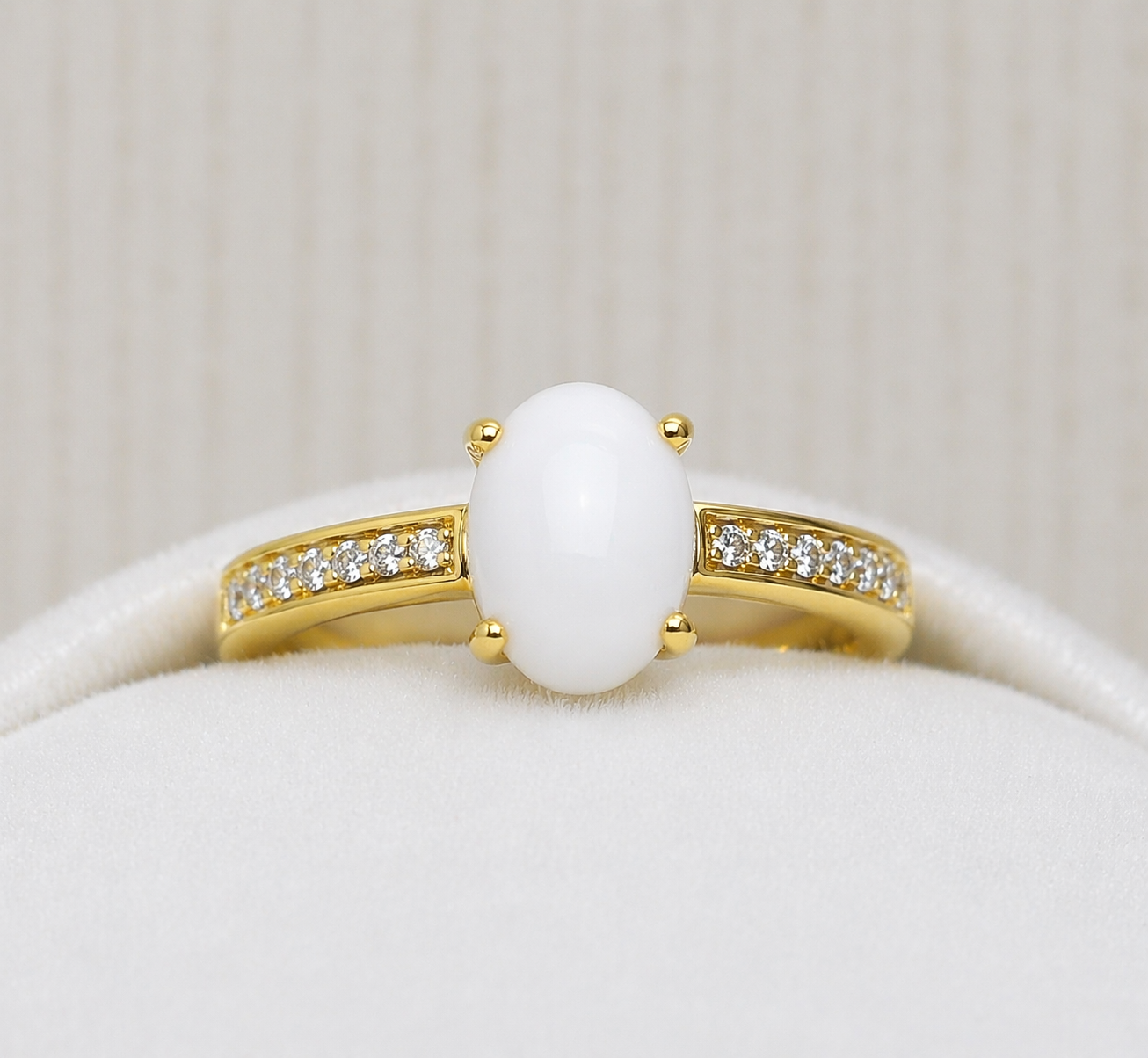 Vela ring in Yellow Gold, white stone
