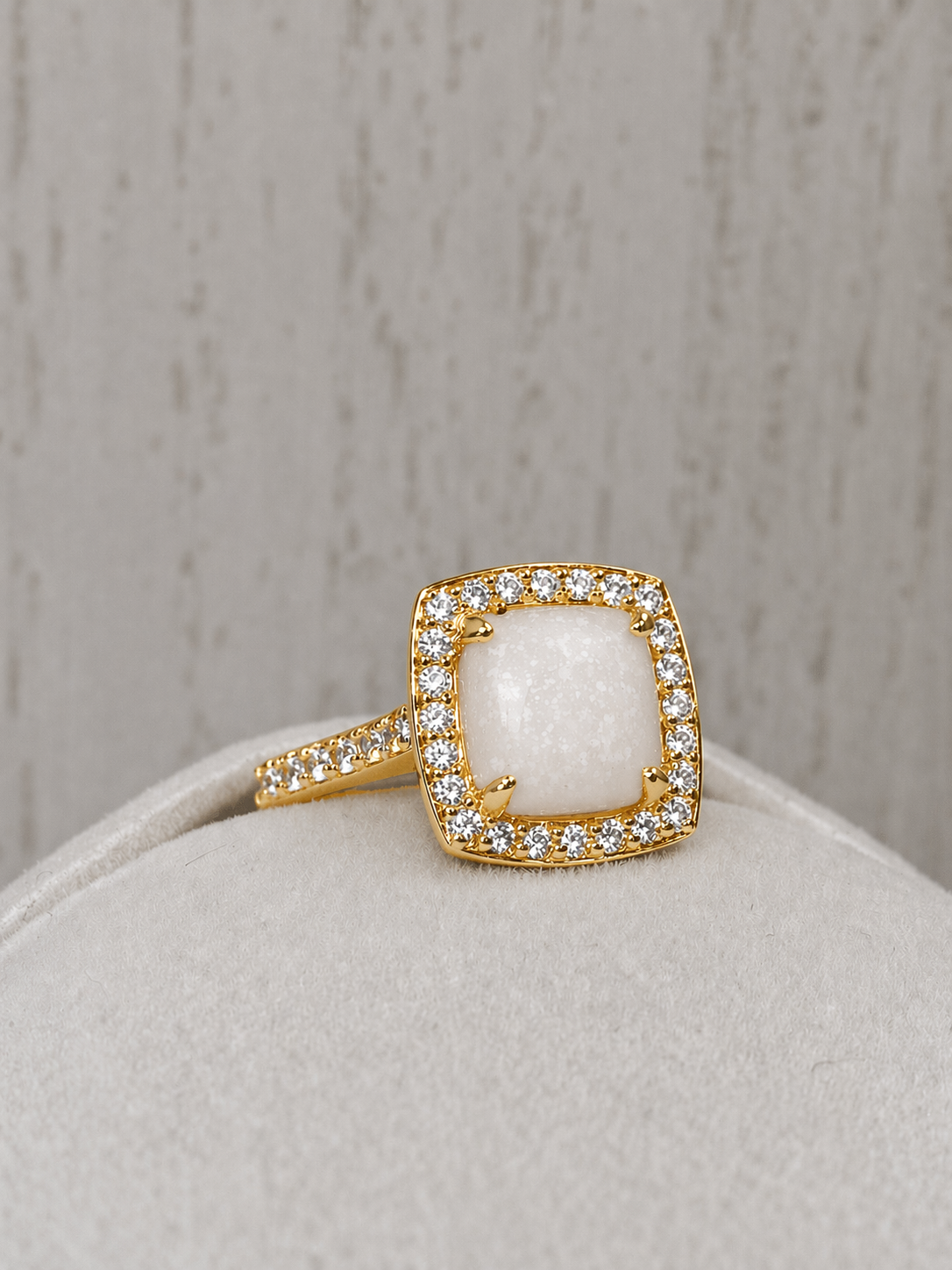 Bague Halo Or Jaune, forme carrée avec pierre naturelle