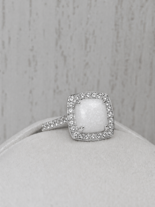Bague Halo Or Blanc, forme carrée avec pierre naturelle