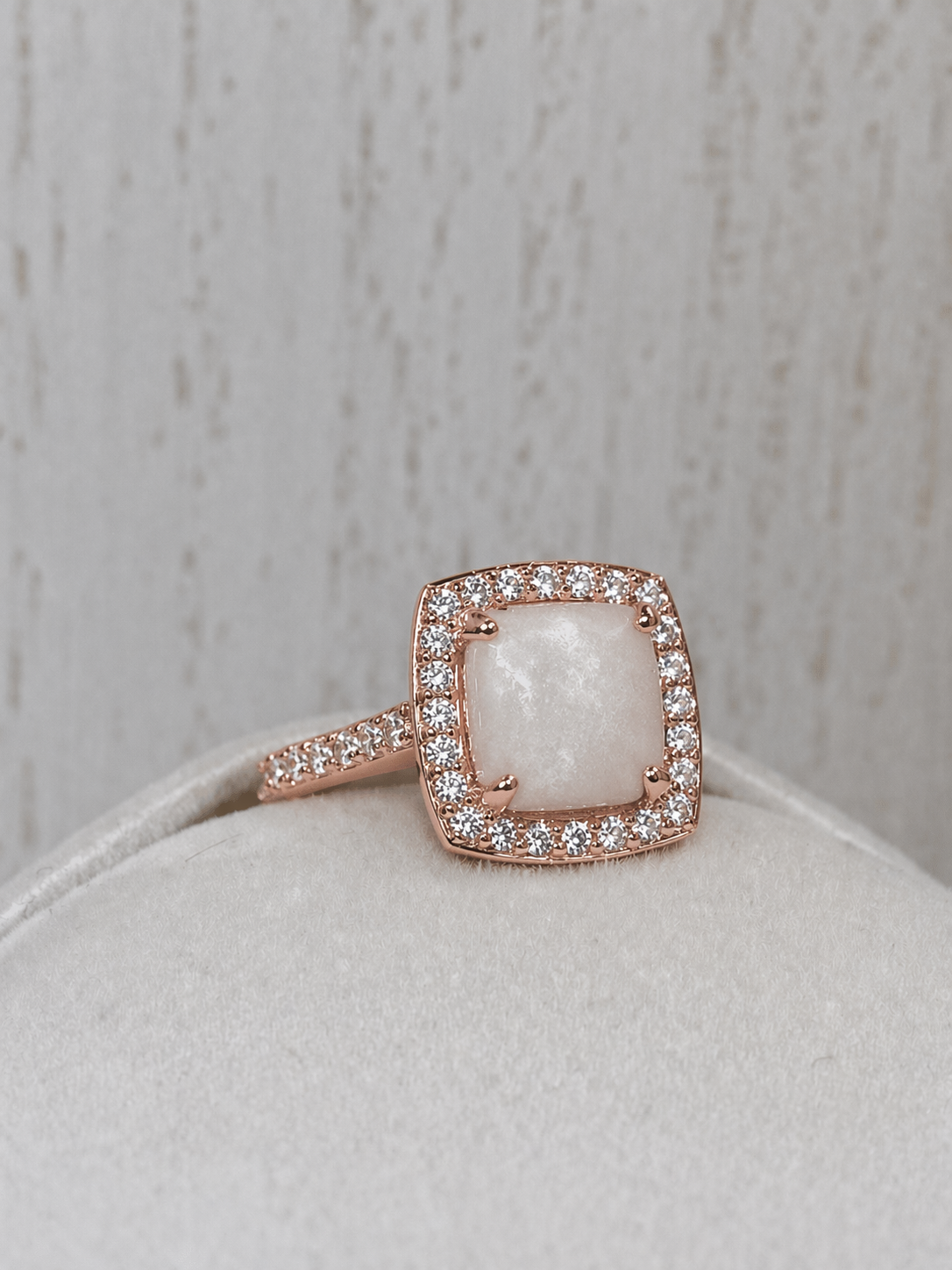 Bague Halo Or Rose, forme carrée avec pierre perlée