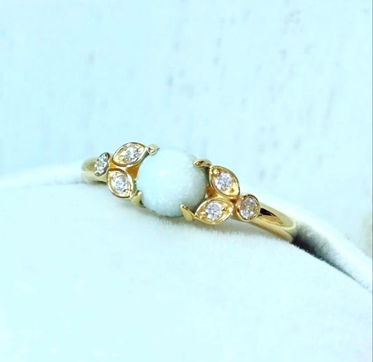 Ring Flower in Yellow Gold with natural stone