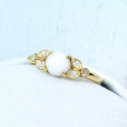 Ring Flower in Yellow Gold with white stone