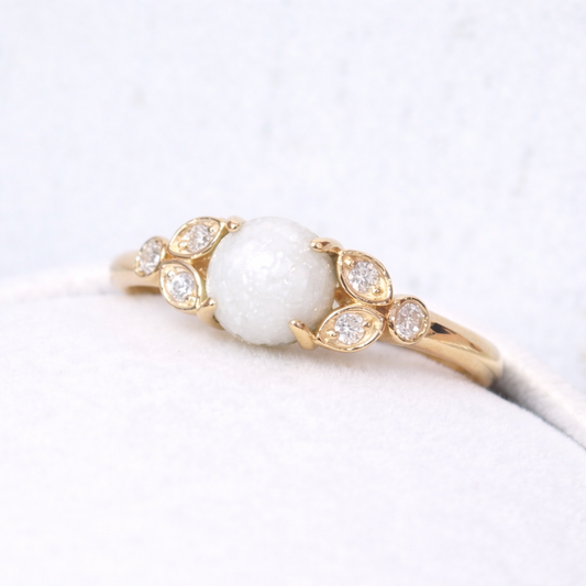 Ring Flower in Yellow Gold with pearled stone
