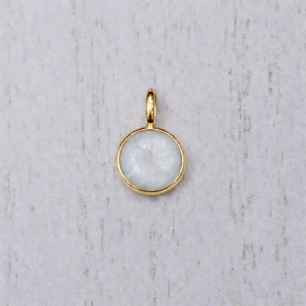 Petite Ourse Pendant in Yellow Gold with pearled stone