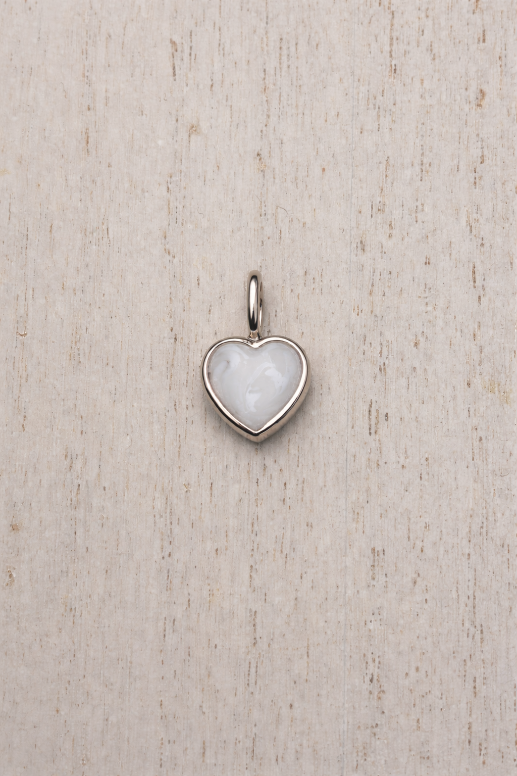 Pendentif Mars de forme coeur en Or Blanc, pierre perlée