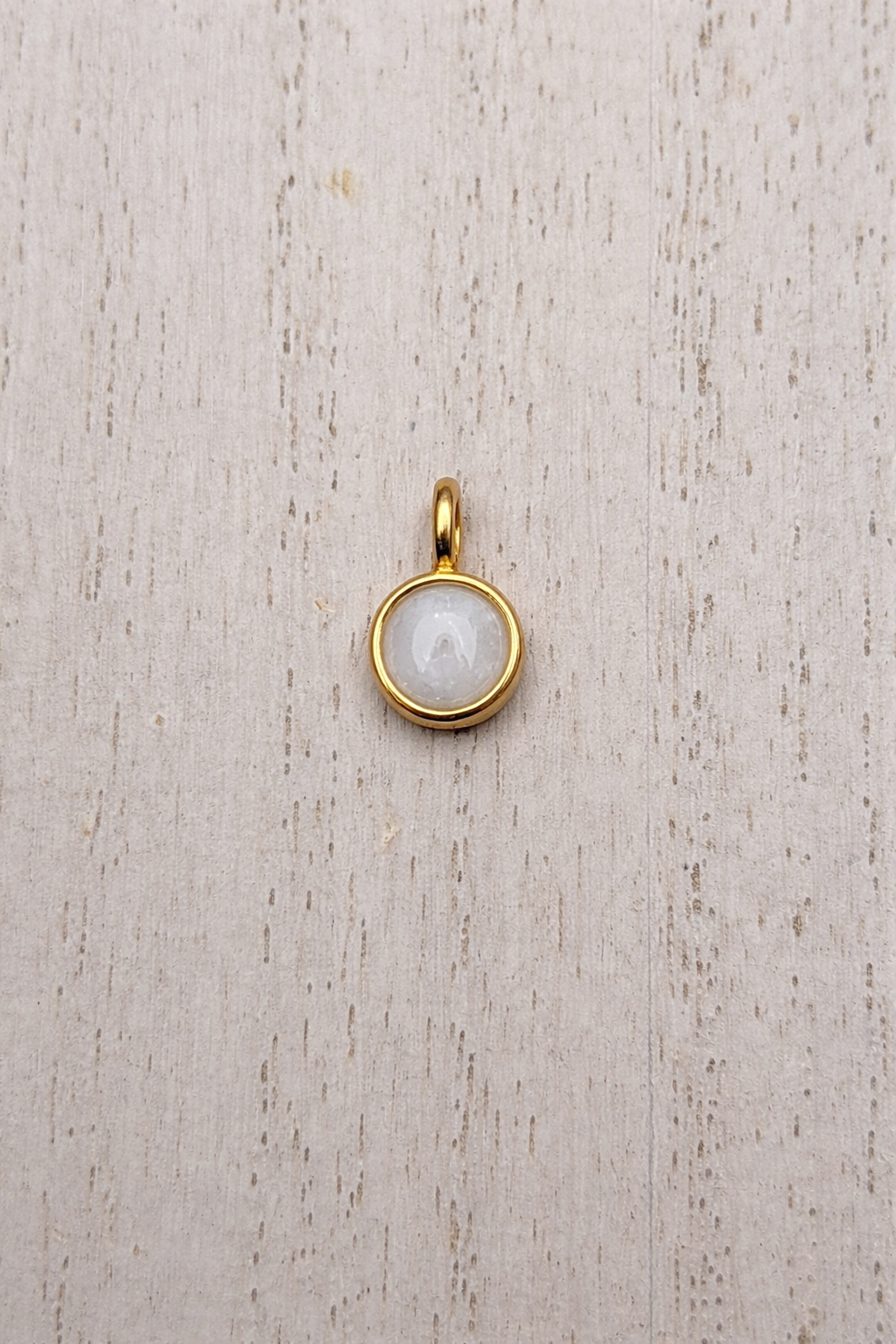 Rond Mars Pendant in Yellow Gold with white stone