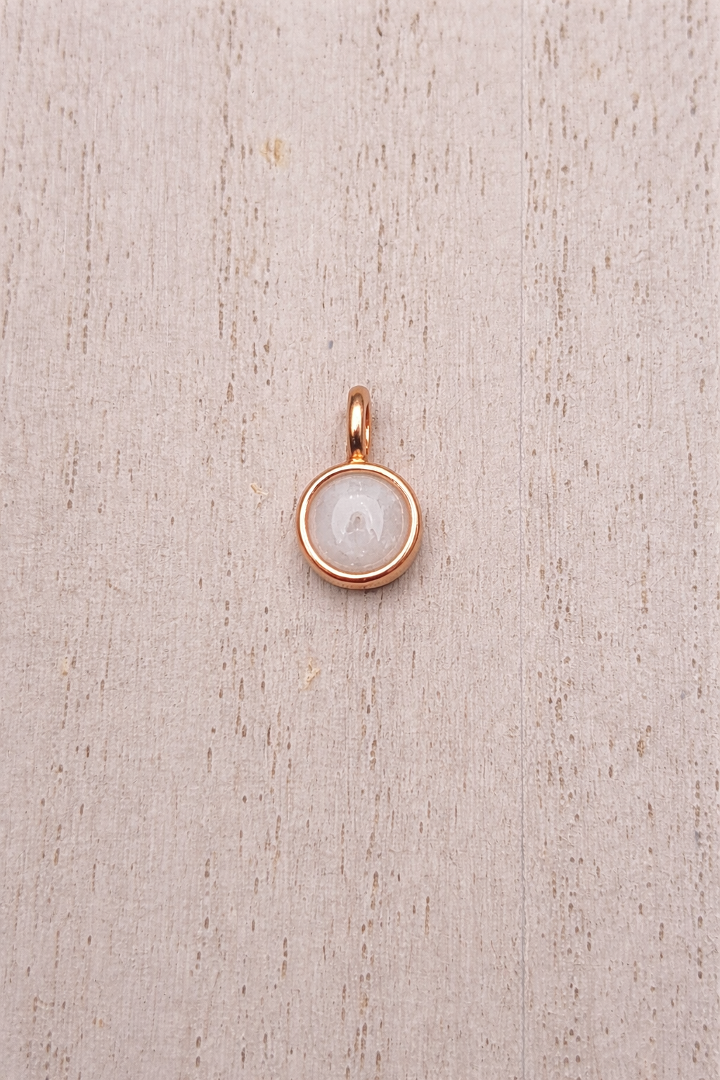 Rond Mars Pendant in Yellow Gold with white stone