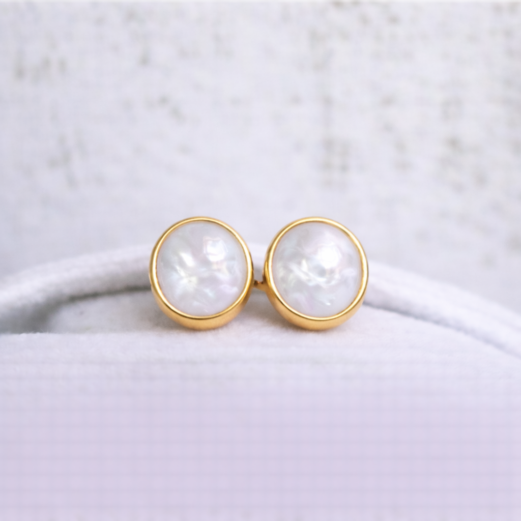 Round Mars Earrings - Yellow Gold with pearl stone